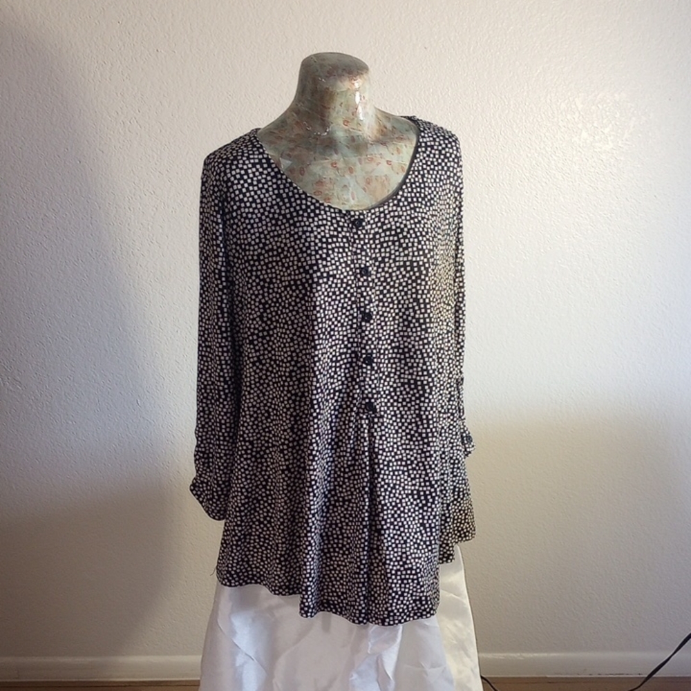 Women's Black and White Button-Up Top
